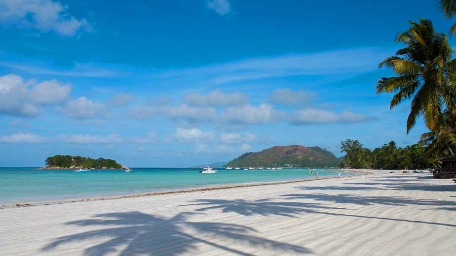 Côte d'Or Anse Volbert Praslin — long stretch of calm turquoise water and white sand